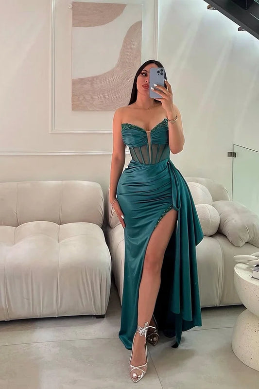 Red Strapless Sleeveless Deep V-Neck Beadeds Prom Dress