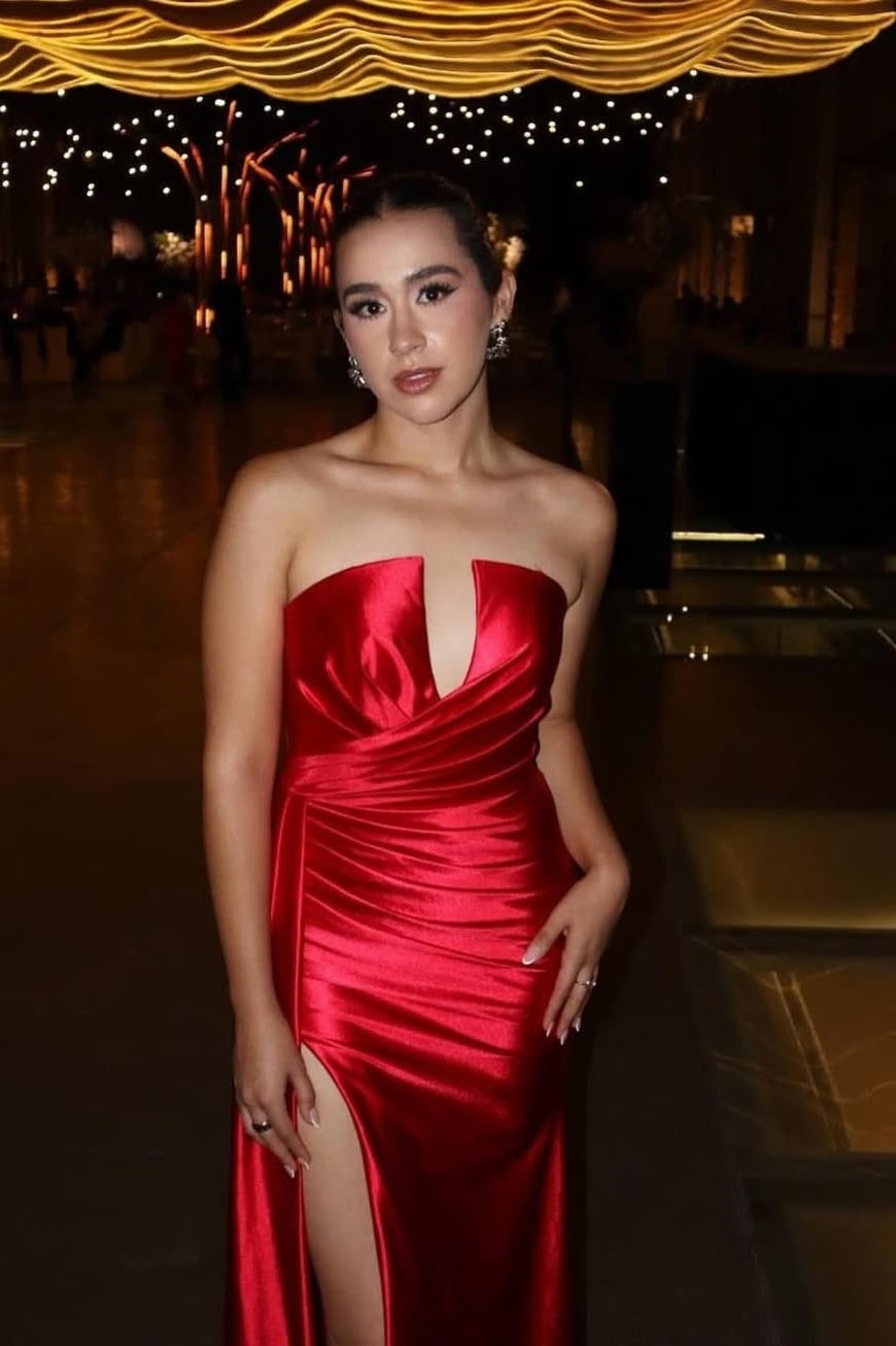 Red Pleated Sleeveless Deep V-Neck Mermaid Strapless Prom Dress