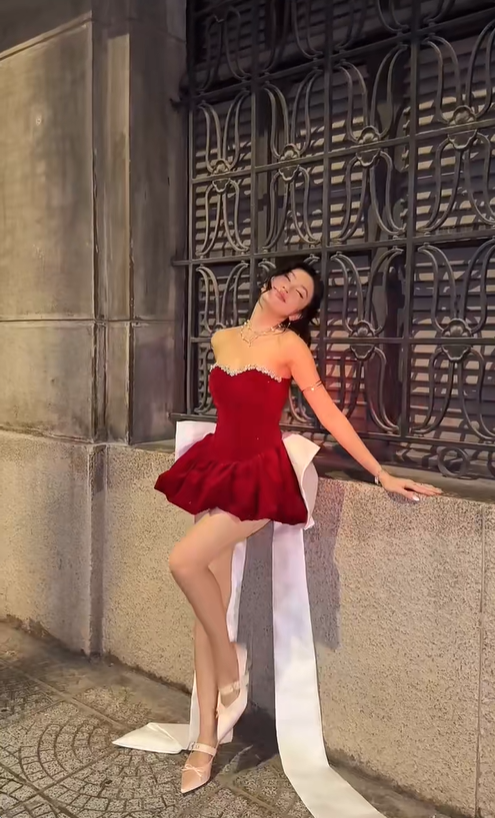 Cute A Line Sweetheart Neck Beaded Red Satin Short Homecoming Dress with White Bow SH5014