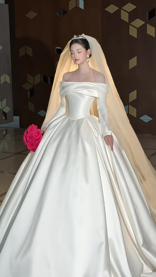 Luxury Off-shoulder A-Line Long Wedding Dresses Satin Light Champagne Bridal Gowns Long Sleeves Bridal Dresses DP04188