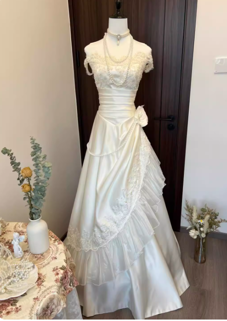 Vintage Off-the-shoulder A-Line Long Wedding Dresses Satin Applique Bridal Dresses White Bridal Gowns DP3850