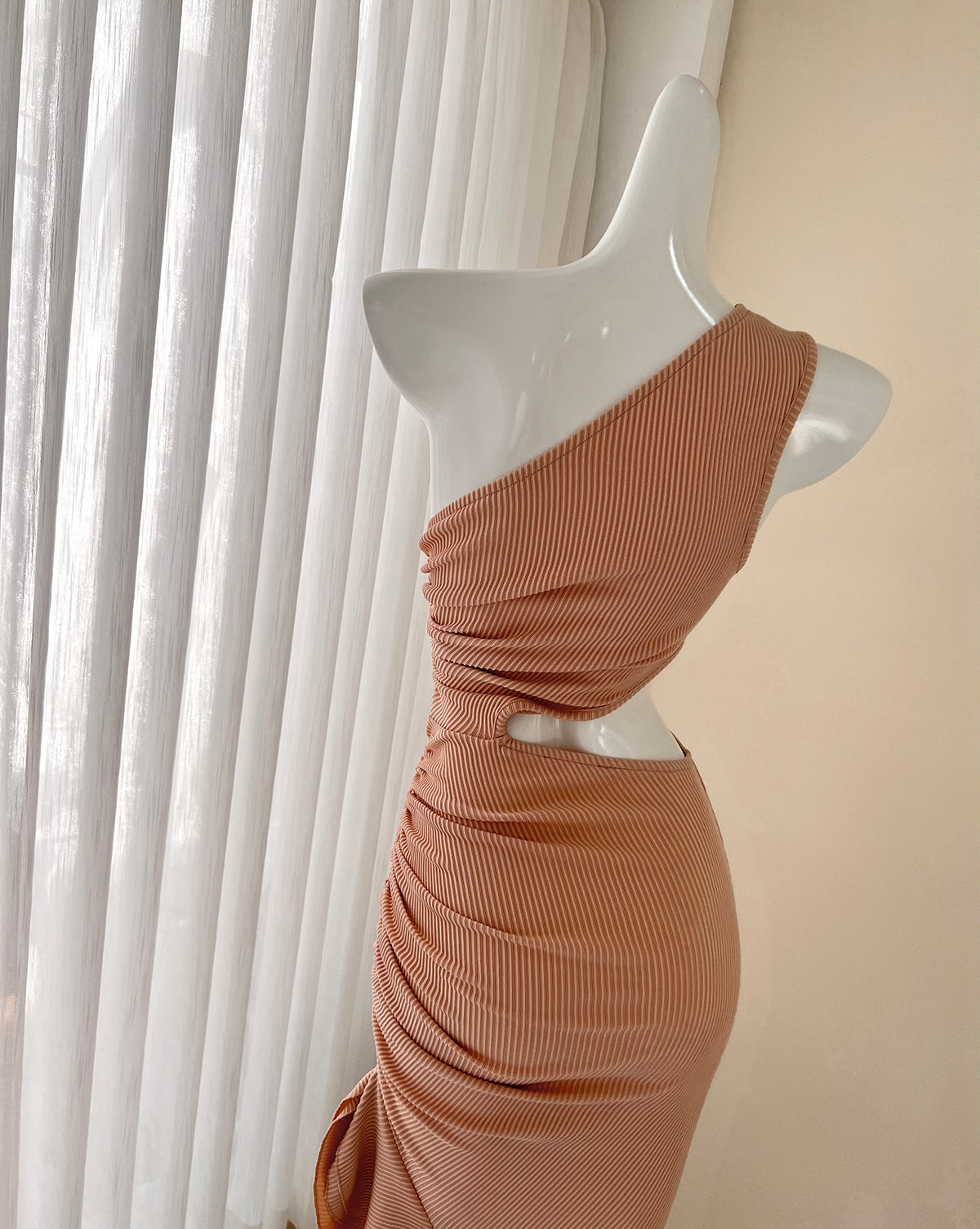 sleeveless dress with ruffled slits HZ1024
