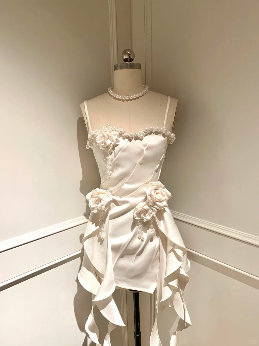 White Spaghetti Straps A-Line Satin Beaded Short Prom Dresses Homecoming Dresses with Appliques HZ1024
