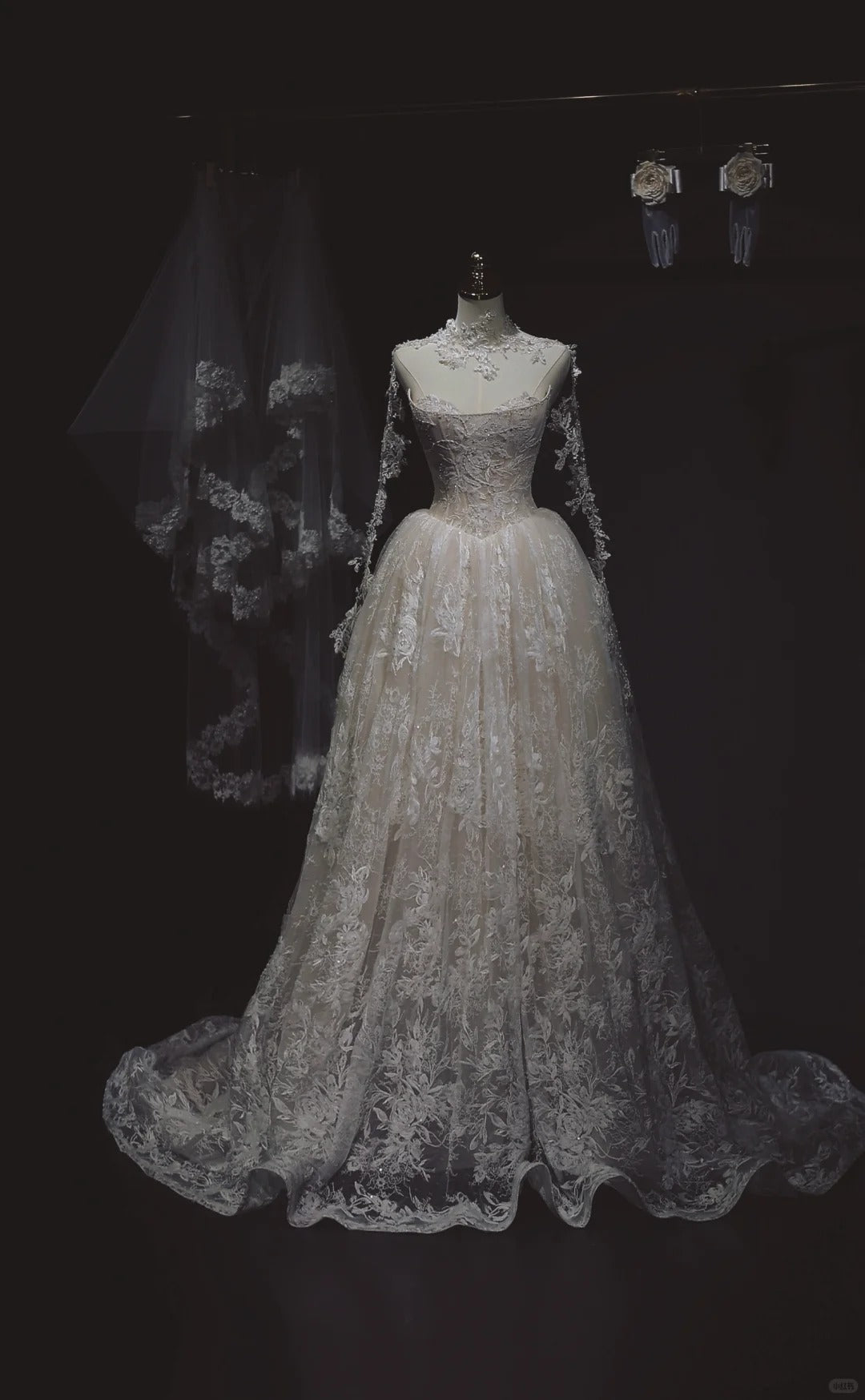 Glamour White Strapless Bridal Dress Lace Applique Ball Gown Modest Wedding Dress ED03869