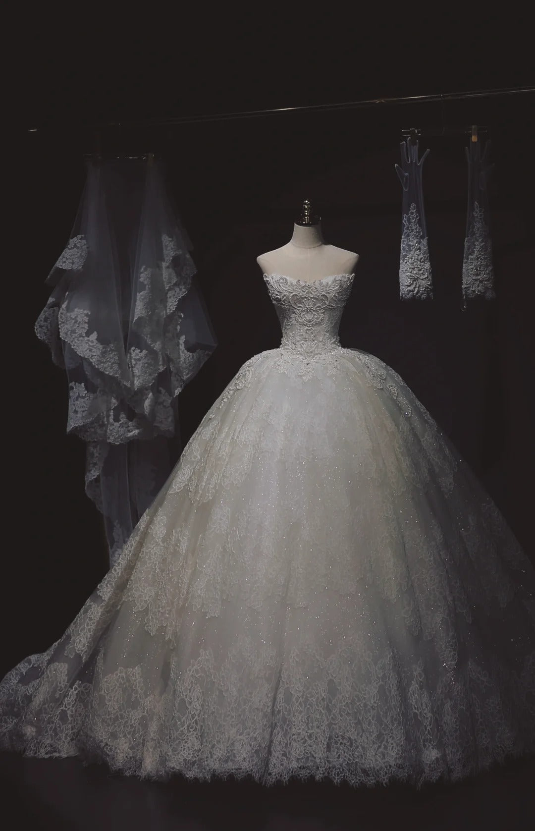 Glamour White Strapless Bridal Dress Lace Applique Ball Gown Princess Beaded Tulle Long Wedding Dress ED03870