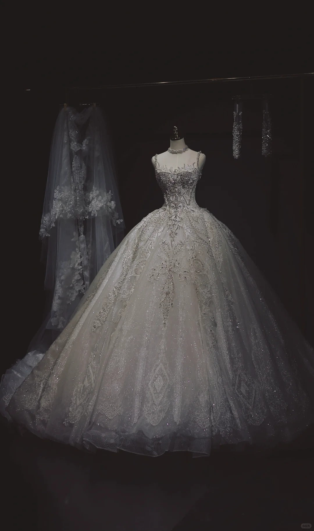 White Spaghetti Strap Bridal Dress Sparkly Applique Ball Gown Elegant Beaded Tulle Long Wedding Dress HZ1024