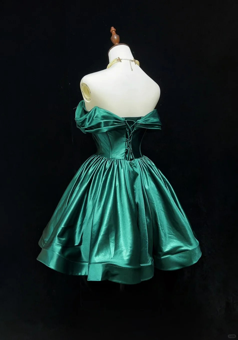 Off-the-shoulder A-Line Short Prom Dresses Satin Green Homecoming Dresses HZ1024