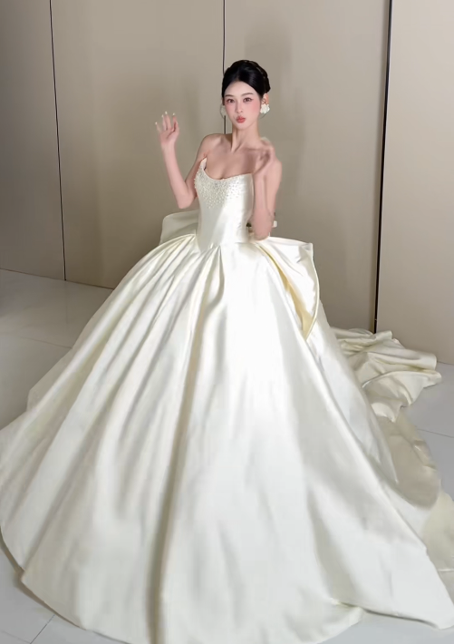 Elegant Strapless Ball Gown Long Wedding Dresses Sleeveless Light Champagne Bride Gowns Satin Bridal Dresses ED05000