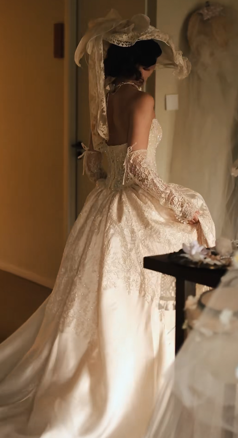 Vintage Sweetheart A-Line Long Wedding Dresses Satin Applique Light Champagne Bridal Dresses Sleeveless Gowns ED05587