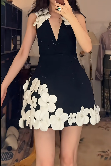 Sexy V-neck A-Line Satin Short Prom Dresses, Black Birthday Dressses Applique Homecoming Dresses EP04090