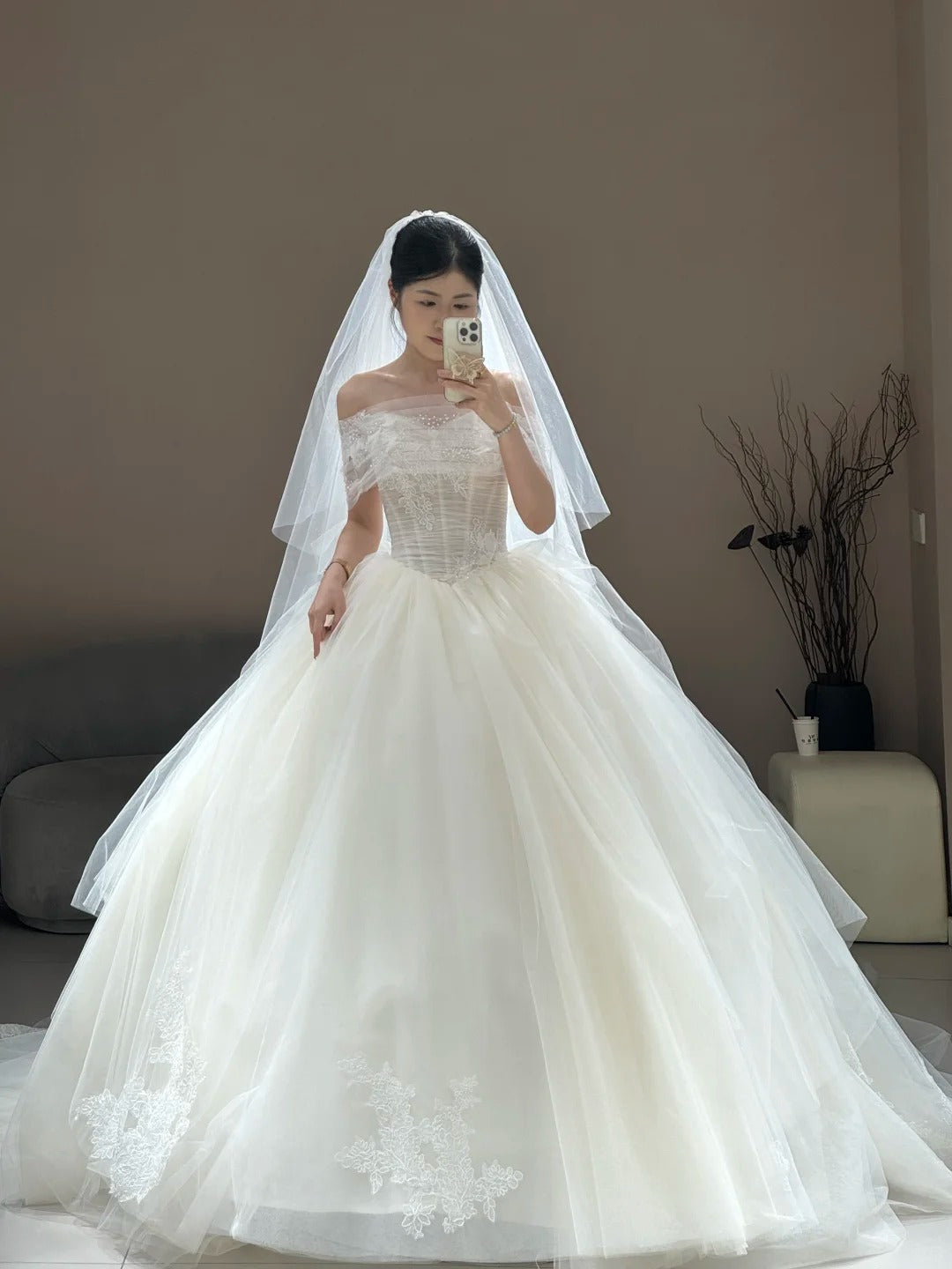 Off-the-shoulder Wedding Dresses Ball Gown Tulle Bridal Gowns Ivory Bridal Dresses HZ1024