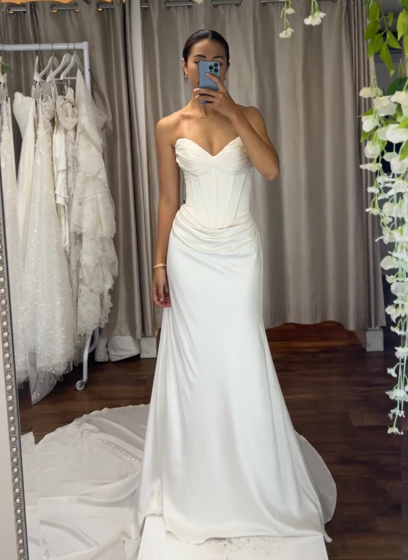 Sweetheart Neck Sheath Wedding Dresses Satin Bridal Gowns White Sleeveless Bridal Dresses HZ1024
