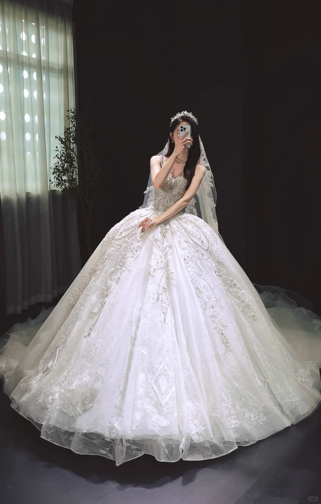 White Ball Gown Tulle Beaded Wedding Dress Straps Lace Applique Bridal Gown with Veil HZ1024