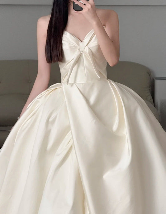 Timeless Sweetheart Neck Ball Gown Luxury Wedding Dress Elegant Satin Sleeveless Bridal Dress EW026