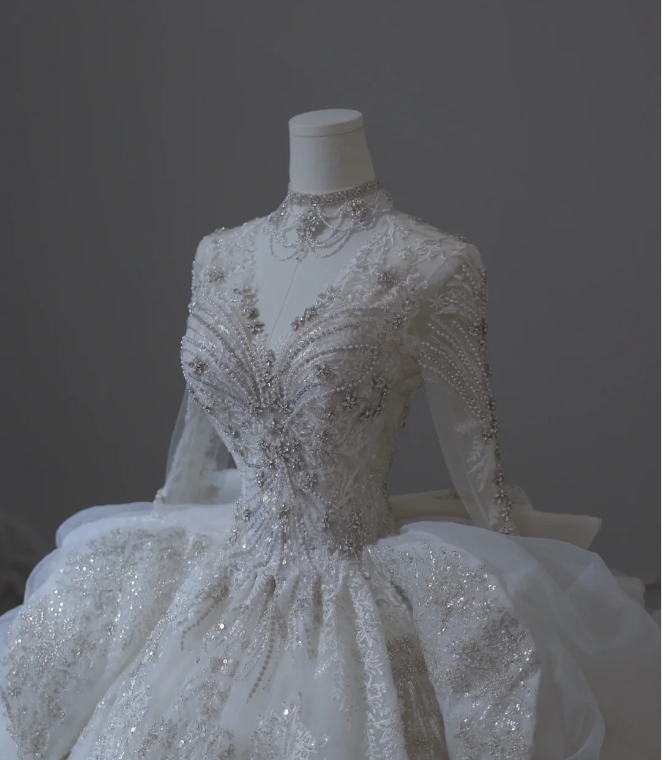 French Palace V-neck long-sleeved dreamy and shiny floor-length wedding dress P2610