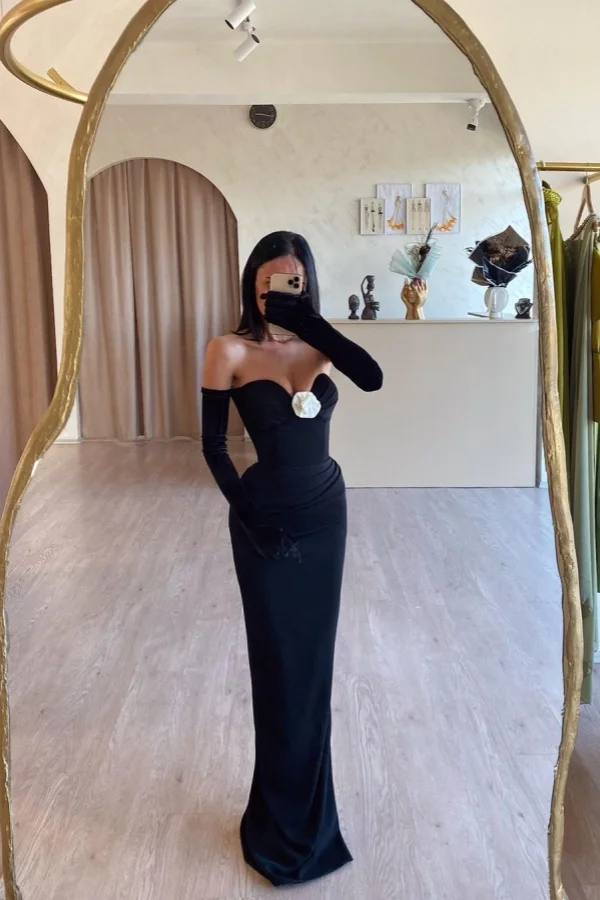 Elegant Black Slim Fit Stretchable Prom Dress With One Flower And Long Gloves