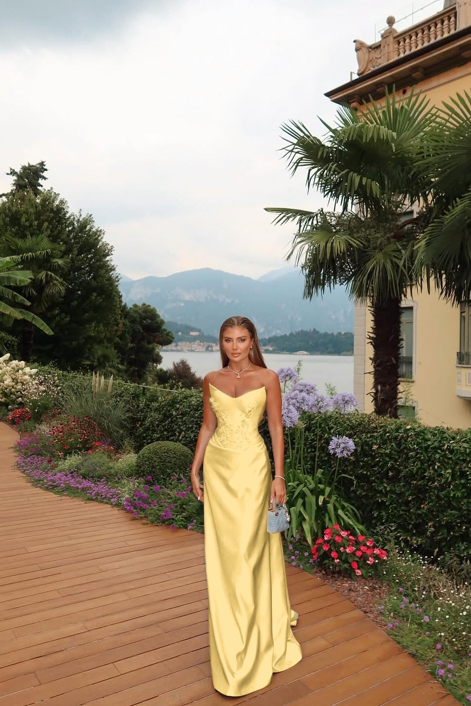 Sleeveless V-Neck Strapless Prom Dress With Appliques