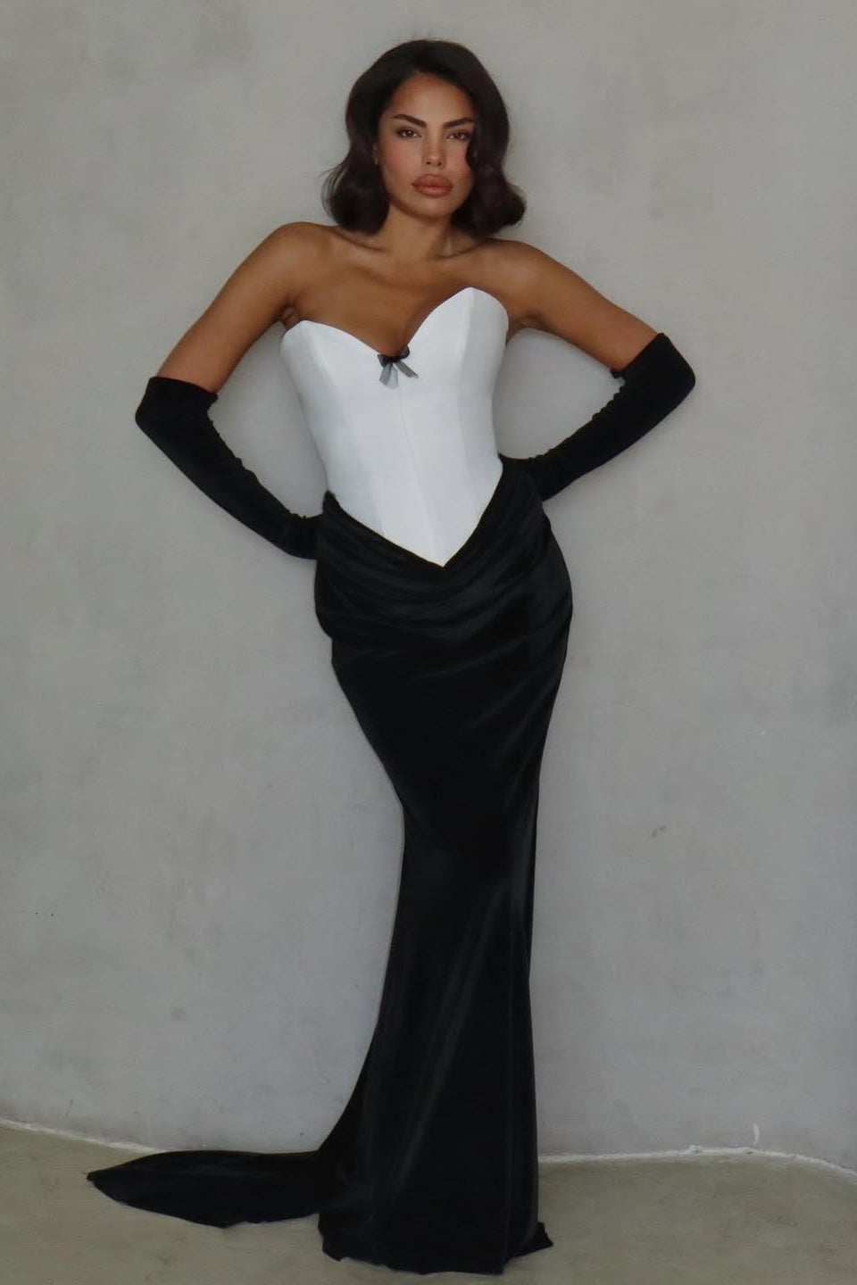 Black And White Sleeveless Strapless V Neck mermaid Long Prom Dress With Gloves