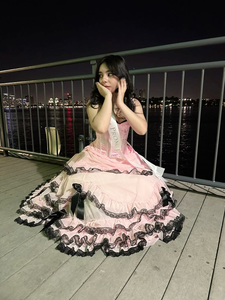 Vintage Pink Strapless Chiffon Pleated Layered Lace Ball Gown Formal Prom Dress With Gloves D1139