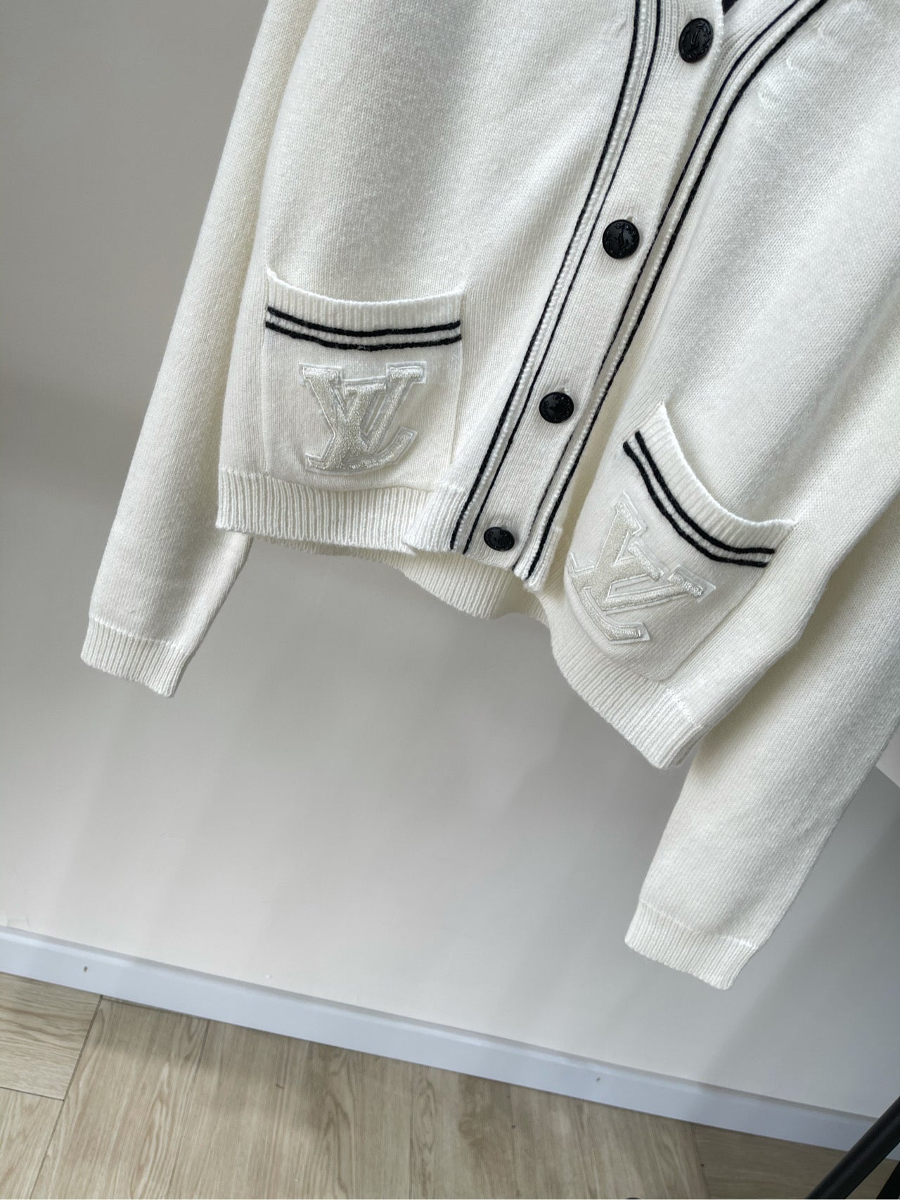 LV Pocket Patch Letter V-neck Cardigan in White Wool and Cashmere 285515
