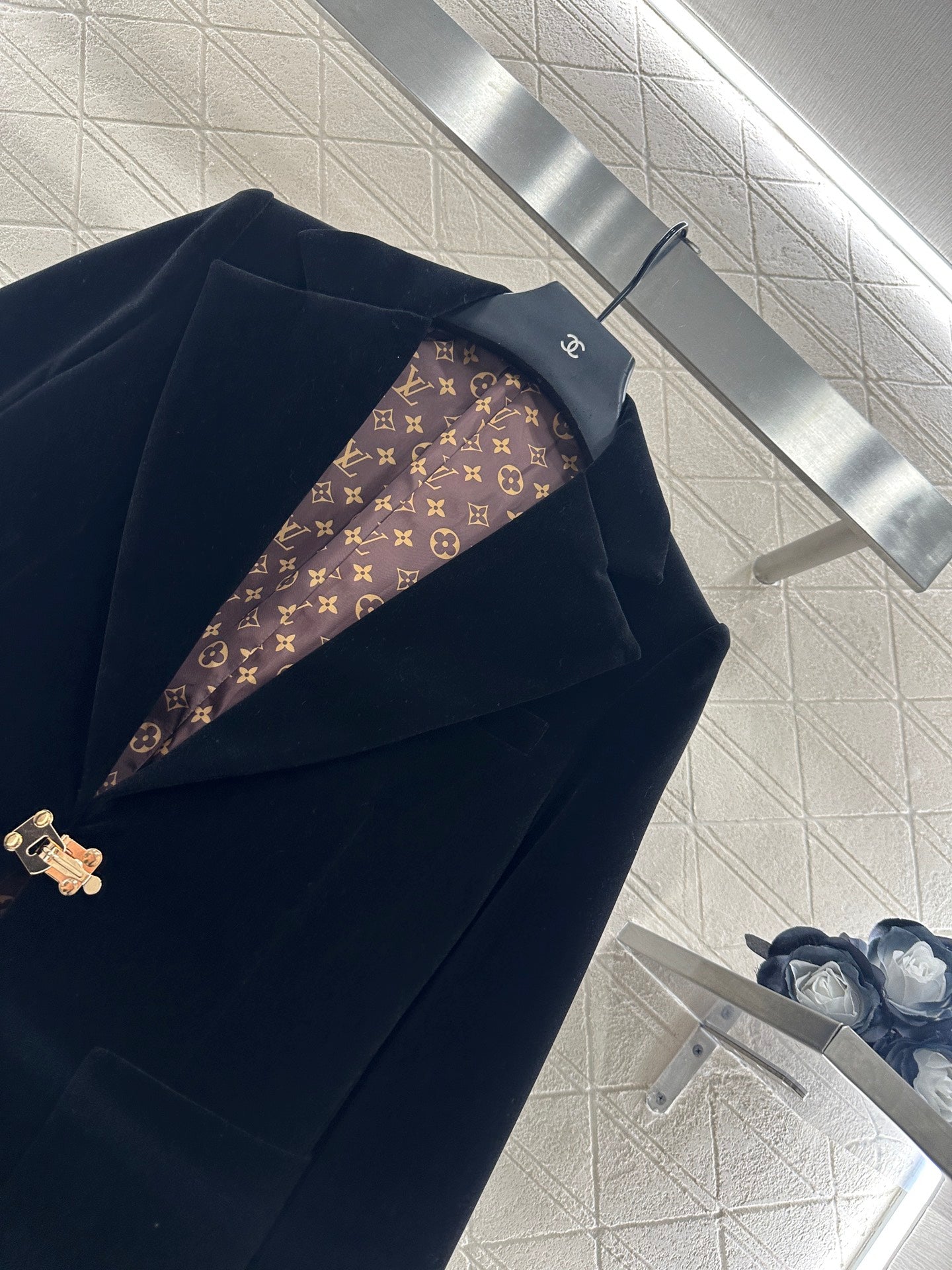 LV25 Gold-Button Lapel Suit Jacket Black Velvet 294490