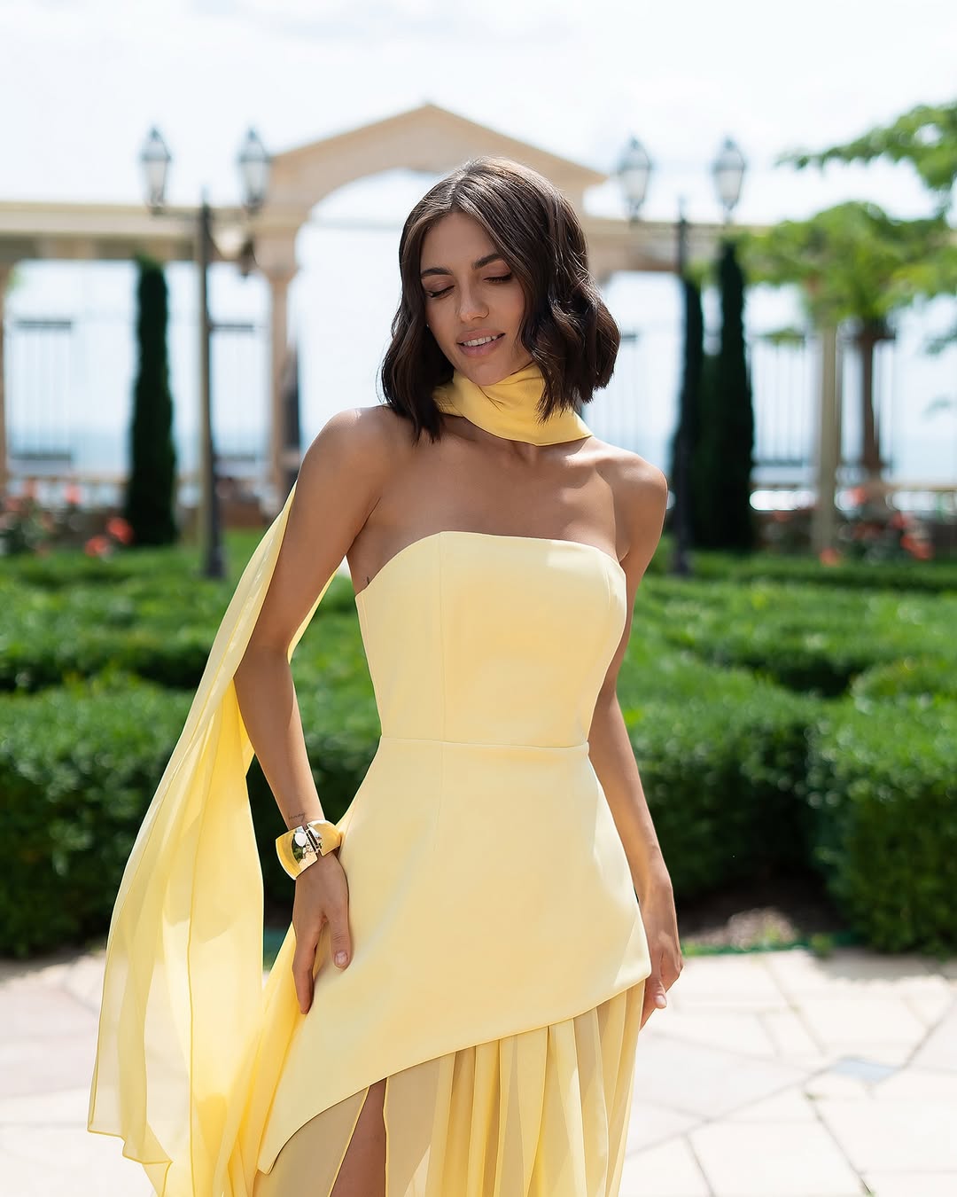 Glamorous Daffodil Strapless Split Sleeveless Prom Dress with Scarf