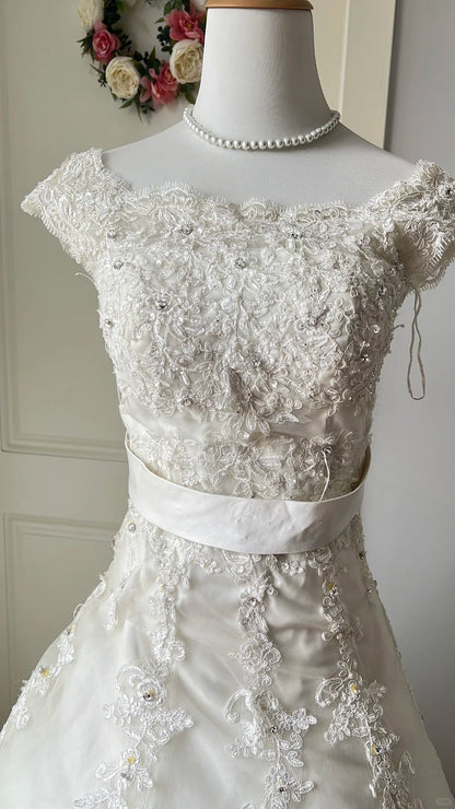Vintage Court White Round Neck Lace Embroidered Train Ball Gown Wedding Dress P4201