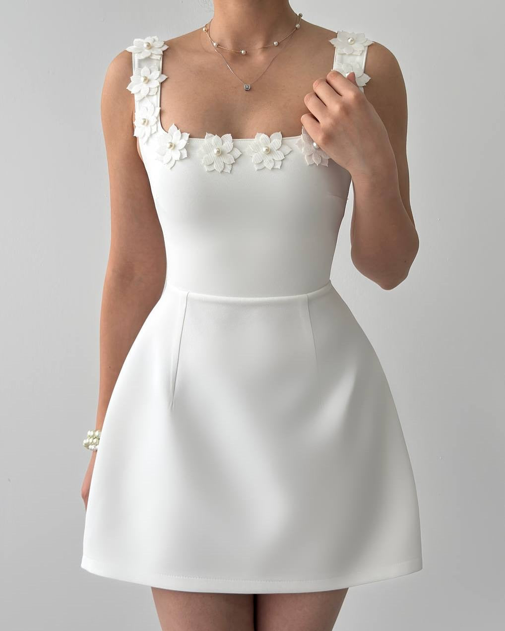 Chic White Satin Pearl Beaded Sleeveless Floral Applique Short Prom Dress