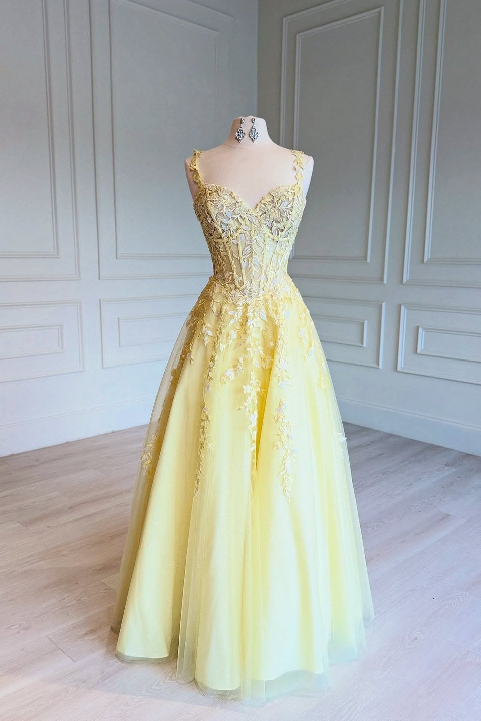 Yellow Sleeveless Spaghetti Straps A-Line Evening Dress With Embrpidery