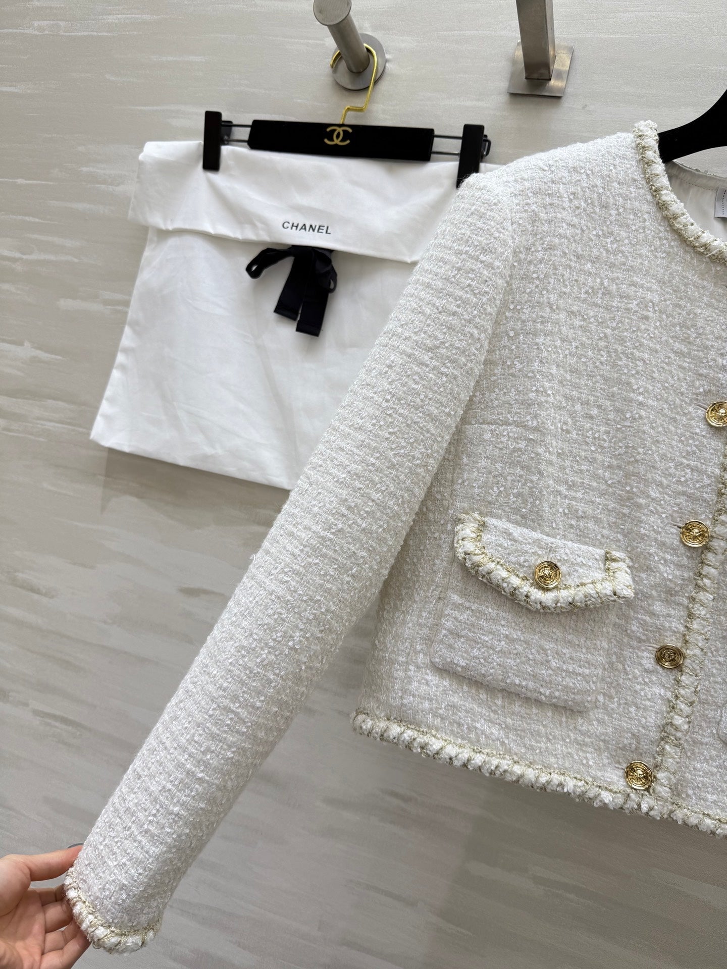 CC 25A Classic Round Neckline Short Jacket White Tweed