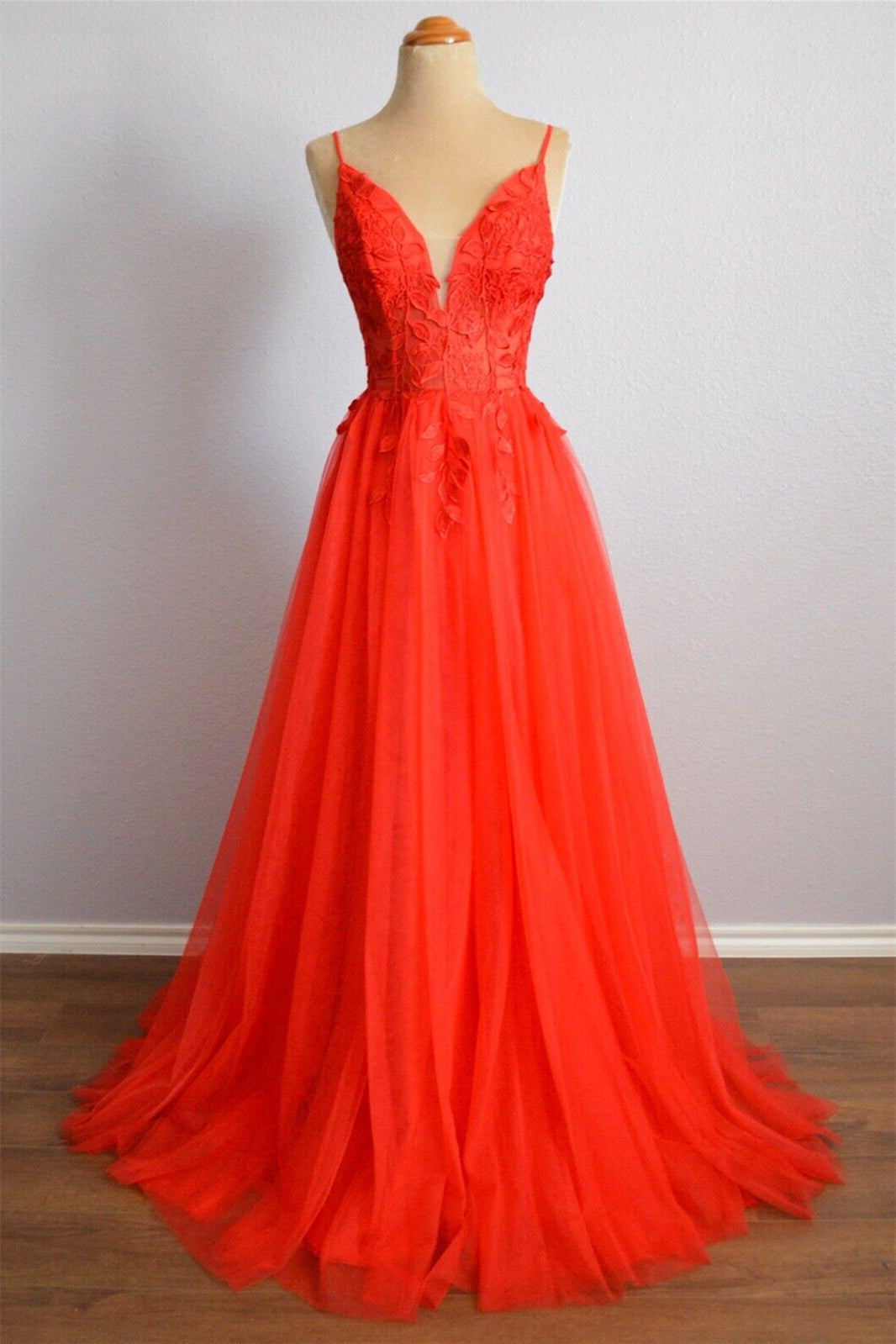 Tulle A-Line V-Neck Empire Prom Dress With Lace Appliques