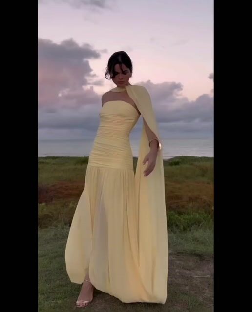 Elegant Daffodil Chiffon Strapless Sleeveless Split Prom Dress with Scarf