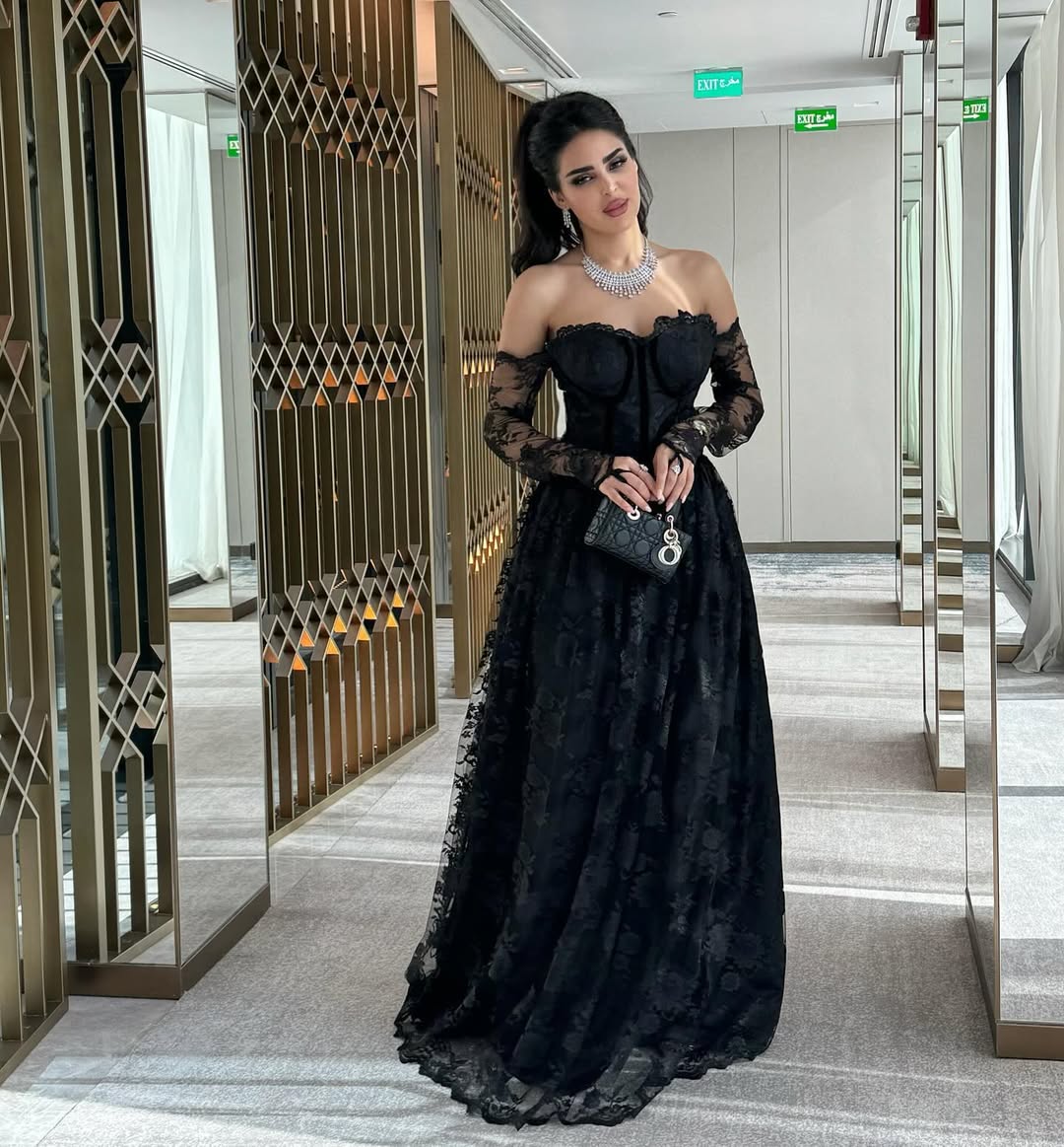 Black Long Sleeves Strapless Sweetheart Mermaid Lace Prom Dress