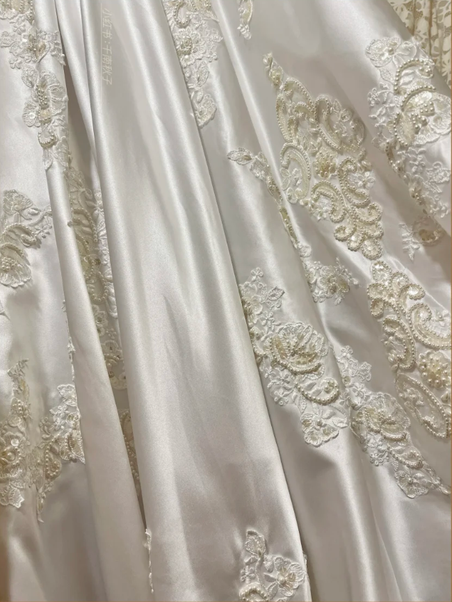 Gorgeous V Neck Satin Lace Appliques Beaded  White Formal Ball Gown Long Wedding Dress Bridal Gowns D2044
