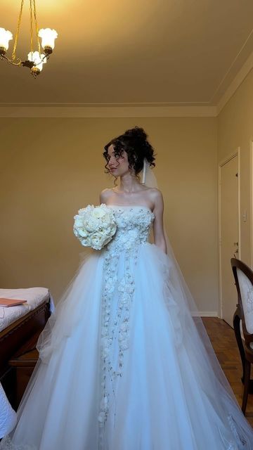 White Exquisite Ball Gown Strapless Appliques Beaded Tulle Wedding Dress SH3809