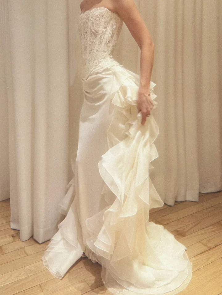 Elegant Ivory Strapless Evening Dress Sleeveless Lace with Train