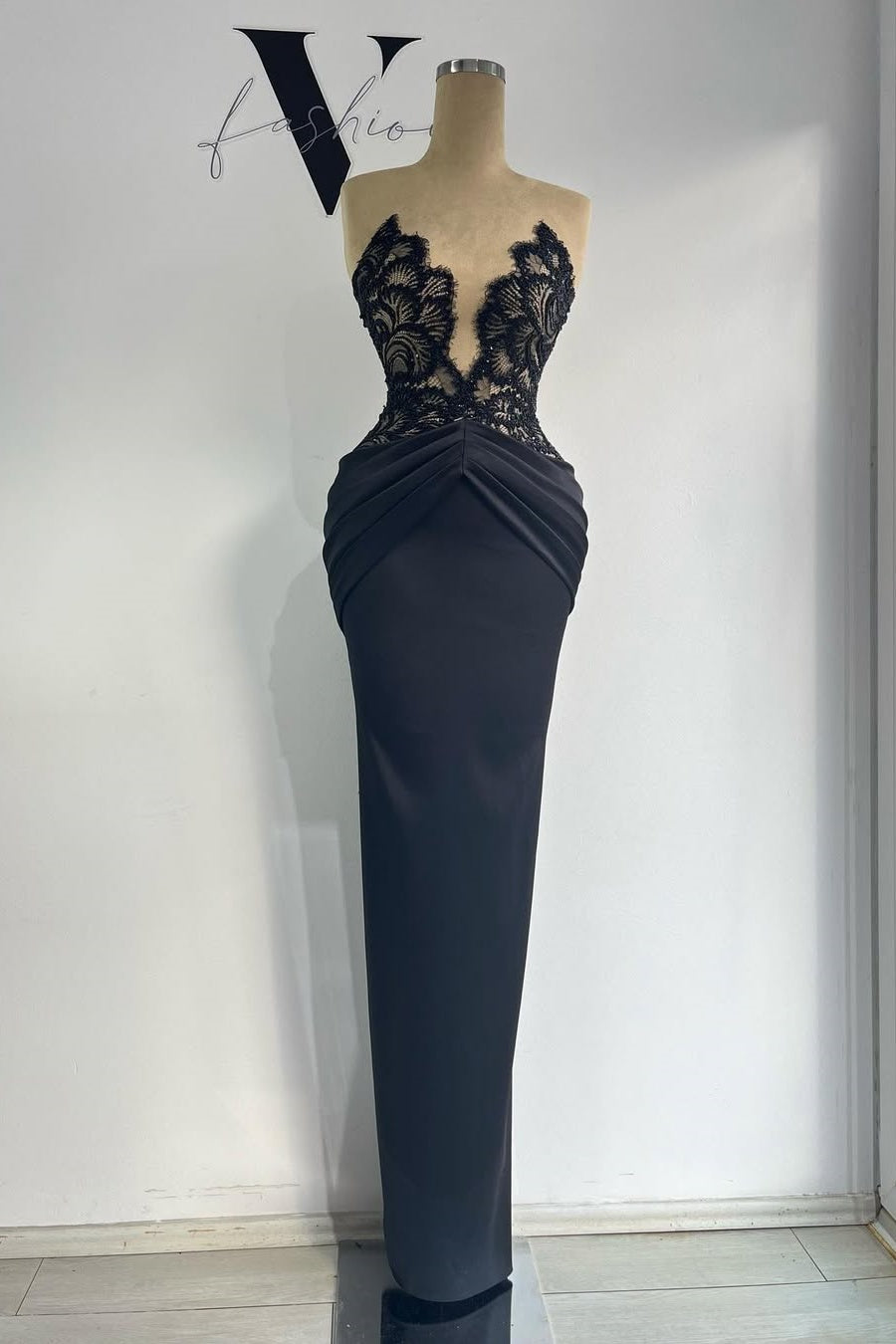Black Sleeveless Strapsless Deep V-Neck Mermaid Beads Prom Dress