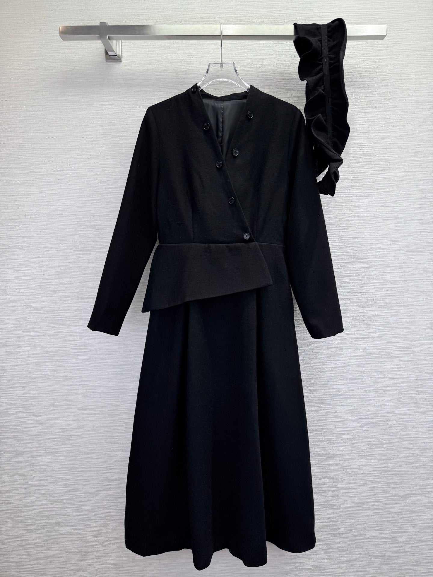CD 25SS Ruffled V-neck Dress Black Wool 306508