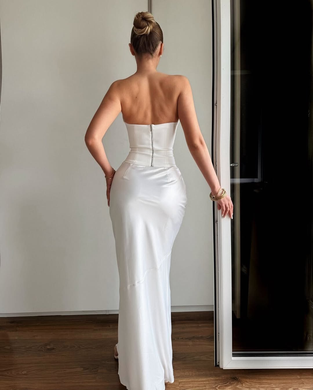 Charming White Satin Sleeveless V Neck Slim Long Prom Dress with Scarf