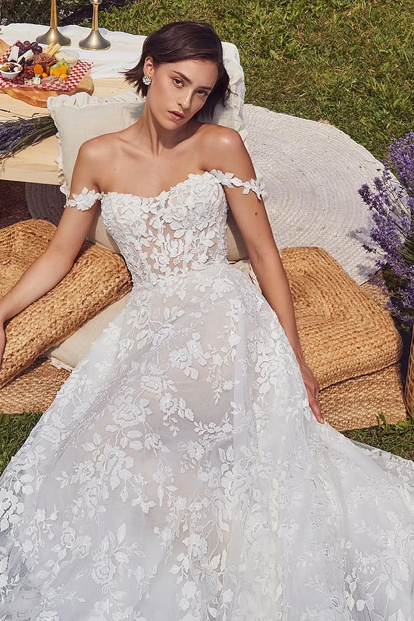 White Sleeveless Off-Shoulders Strapless Sweetheart Lace Prom Dress