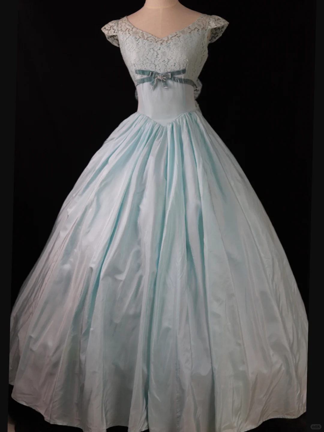 Vintage Ball Gown V Neck Lace Satin Prom Dress 16th Birthday Dress SH3861
