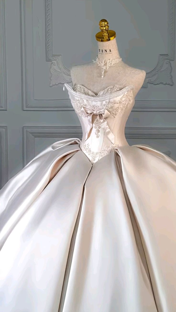 Princess Ball Gown Strapless Lace Appliques Satin Prom Dress 18th Birthday Dress Wedding Dress SH3897