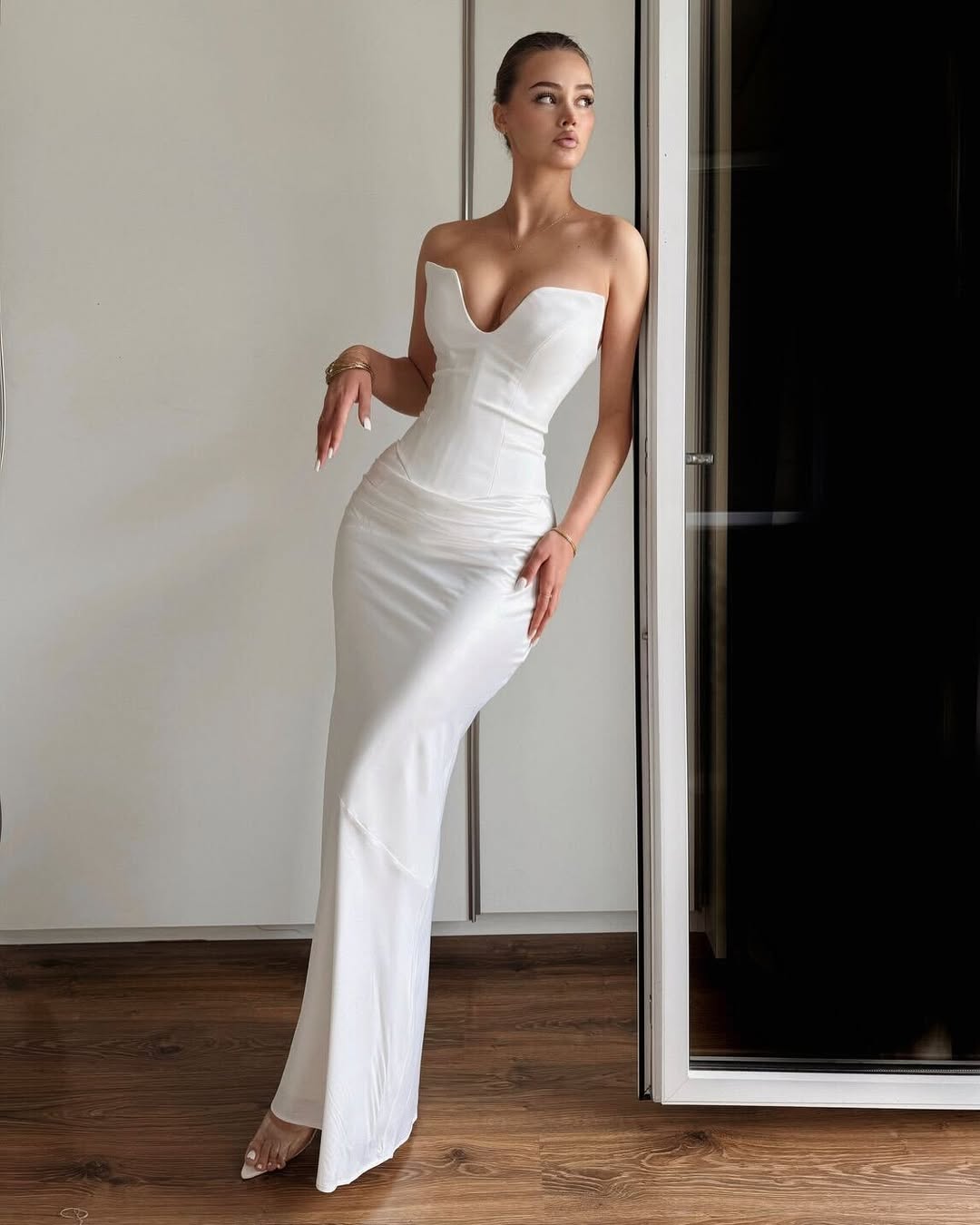 Charming White Satin Sleeveless V Neck Slim Long Prom Dress with Scarf