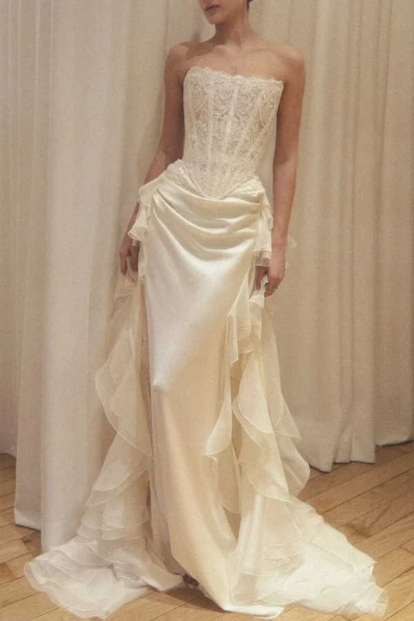 Elegant Ivory Strapless Evening Dress Sleeveless Lace with Train