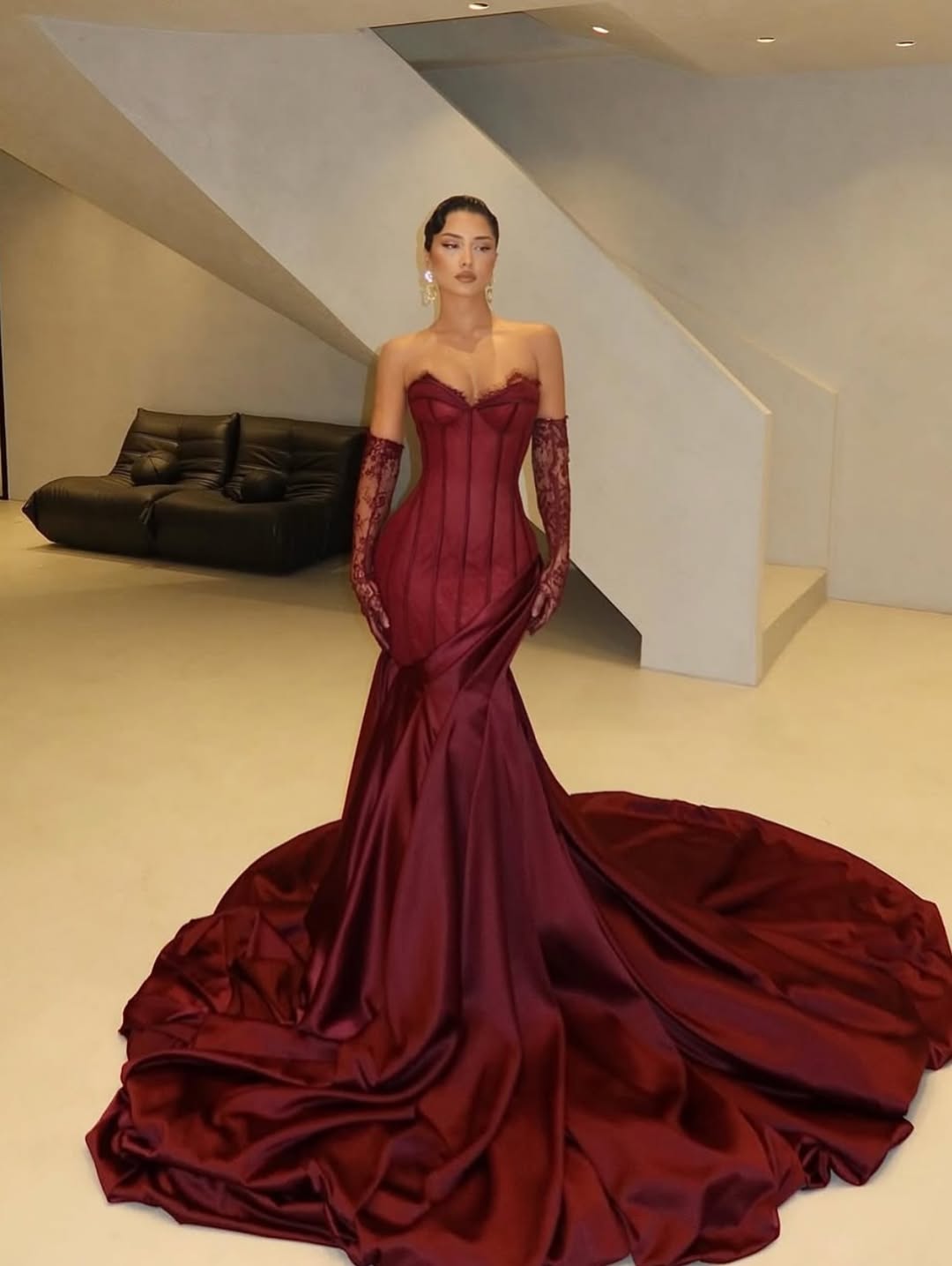 Elegant Sleeveless V-Neck Strapless Lace Mermaid Prom Dress With Gloves