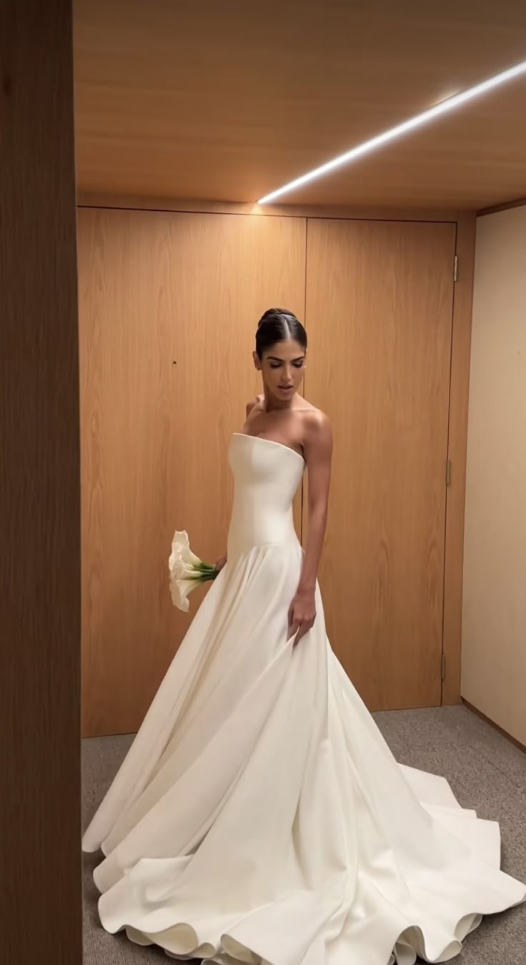 Classic Bridal Gown Ball Gown Strapless Sleeveless Satin Long White Wedding Dresses Elegant Bridal Gowns DH861