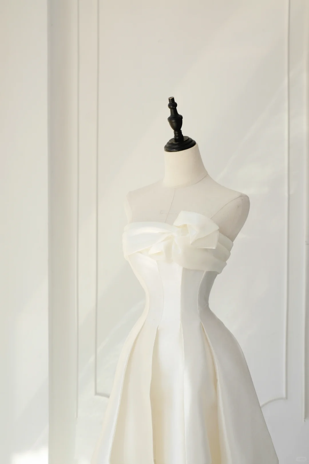 Timeless Bridal Gown A line Strapless Satin White Wedding Dresses Elegant Bridal Gowns DH895