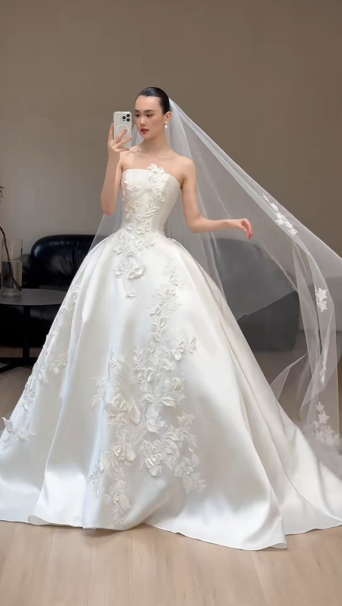 Luxury Strapless A-Line Long Wedding Dresses Satin White Bridal Gowns Sleeveless Bridal Dresses DP04189