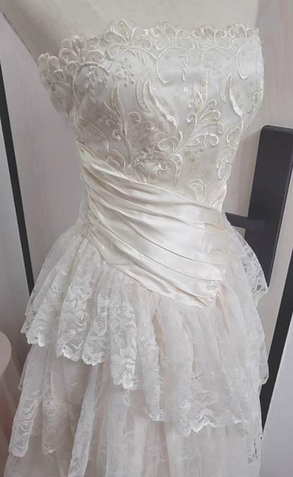 Princess Bridal Dress Ball Gown Strapless Sleeveless Lace White Appliques Wedding Dresses Pretty Bridal Gowns DH949
