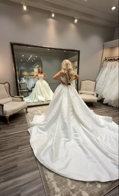 Classic Bridal Gown Ball Gown Sweetheart Lace White Wedding Dresses Minimalist Bridal Gowns DP1590